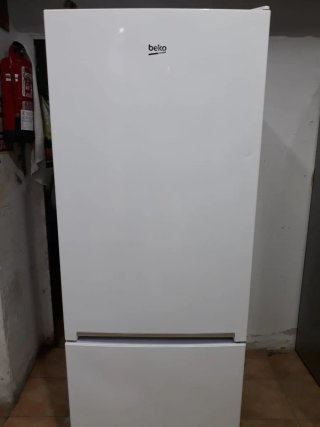 Nevera marca BEKO altura 1:89 cm ancho 70cm.