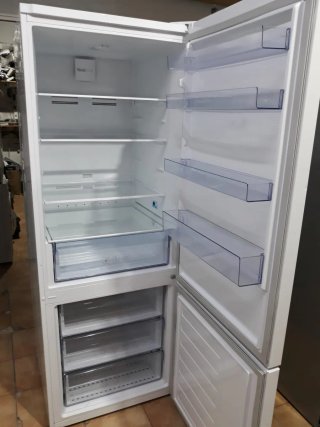 Nevera marca BEKO altura 1:89 cm ancho 70cm.