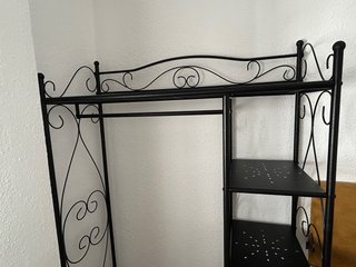 Estantería de metal negra para organizar ropa