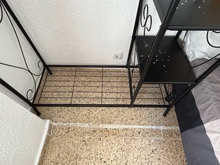 Estantería de metal negra para organizar ropa