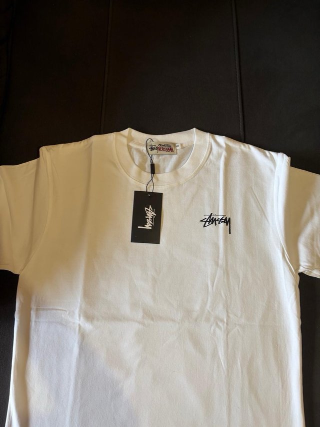 Camiseta Stussy Branca Dados Rosas