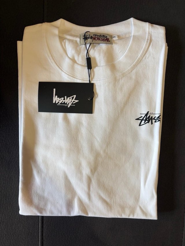 Camiseta Stussy Branca Dados Rosas