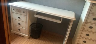 Escritorio y cómoda blanco estilo tradicional