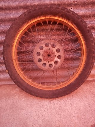 Rueda de moto con llanta dorada