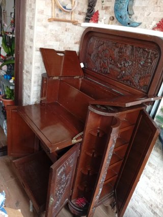 Mueble de madera tallada