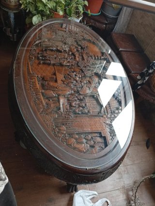 Mueble de madera tallada