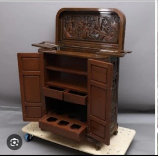 Mueble de madera tallada