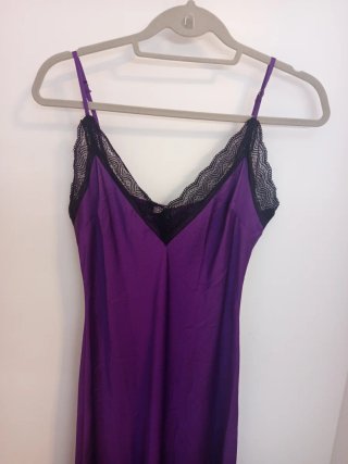 Vestido lencero morado con encaje