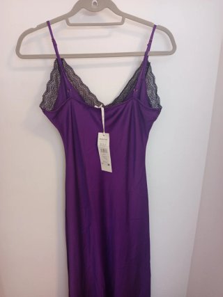 Vestido lencero morado con encaje