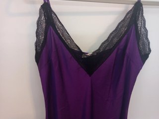 Vestido lencero morado con encaje