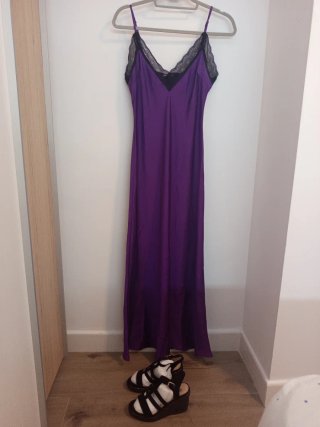 Vestido lencero morado con encaje