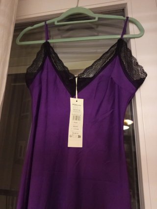 Vestido lencero morado con encaje