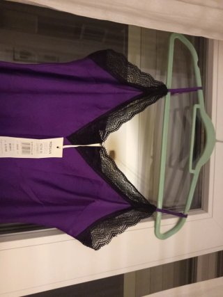 Vestido lencero morado con encaje