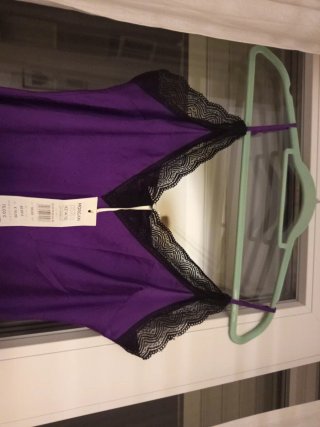 Vestido lencero morado con encaje