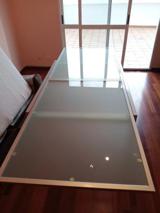 Mesa de vidro com estrutura metálica