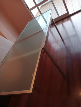 Mesa de vidro com estrutura metálica