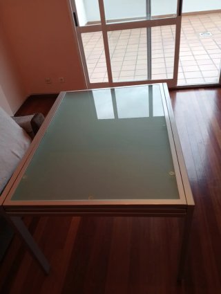 Mesa de vidro com estrutura metálica