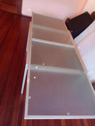 Mesa de vidro com estrutura metálica