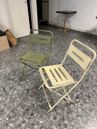 Sillas plegables de metal (beige y verde)