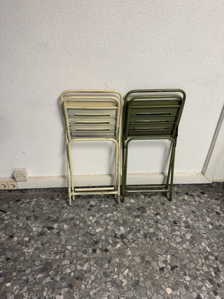 Sillas plegables de metal (beige y verde)