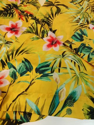 Blusa Stradivarius flores amarillas T.M