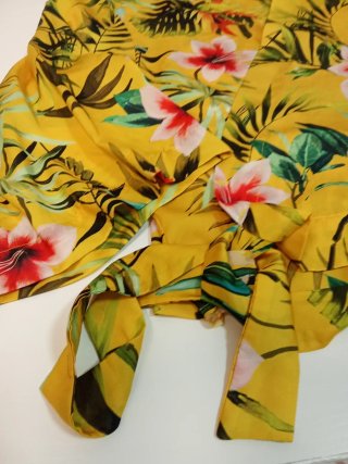 Blusa Stradivarius flores amarillas T.M