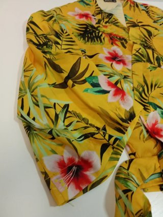 Blusa Stradivarius flores amarillas T.M