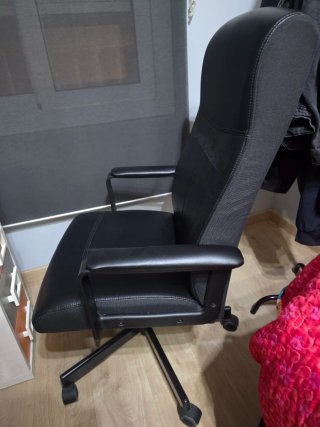 Silla de oficina polipiel negra