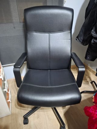 Silla de oficina polipiel negra