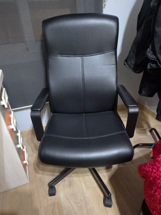 Silla de oficina polipiel negra
