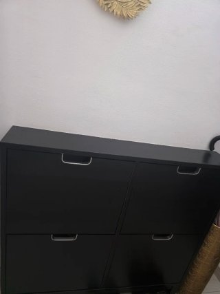 Mueble de madera negro