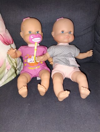 Muñeca niña cada una 15 e peluches y barbies 10 e