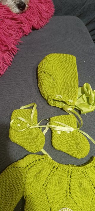 Conjunto tejido a mano para bebé