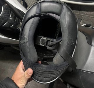 Casco de moto negro con visor