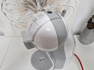 Cafetera Dolce Gusto Gris y Blanca