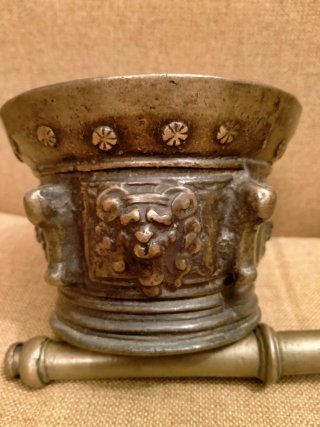 Almirez de bronce antiguo