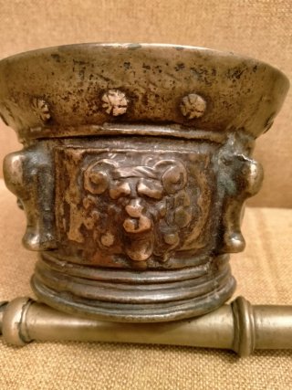 Almirez de bronce antiguo