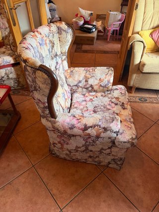 Sofá y dos sillones orejeros estampado floral