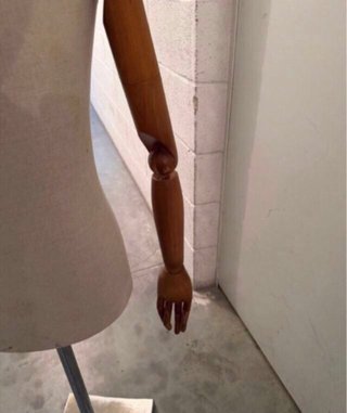 Maniquí de sastre con brazos de madera