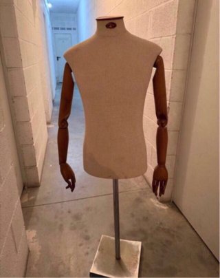 Maniquí de sastre con brazos de madera