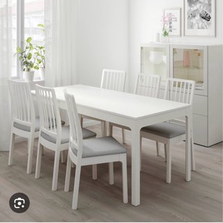 Mesa  de comedor blanca madera con 4 sillas.