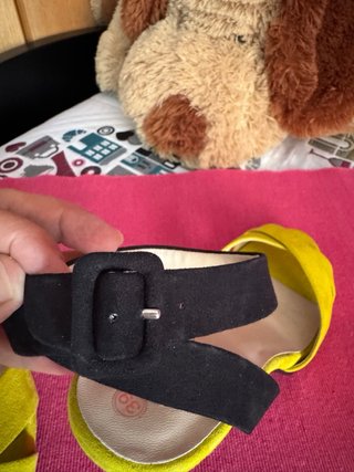 Sandalias de tacón amarillo, negro y rosa