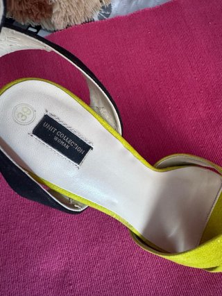 Sandalias de tacón amarillo, negro y rosa