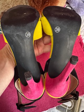Sandalias de tacón amarillo, negro y rosa