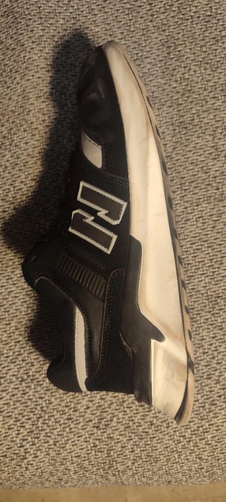 Zapatillas deportivas negras con detalles