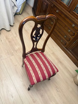 Silla de comedor de madera con tapizado.