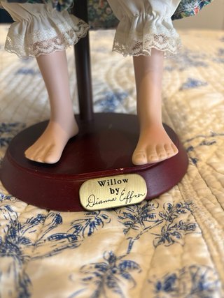 Muñeca de porcelana con delantal