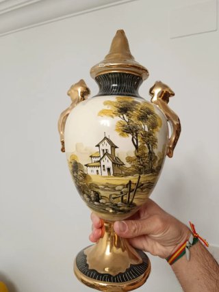 Jarrón de cerámica dorado y blanco