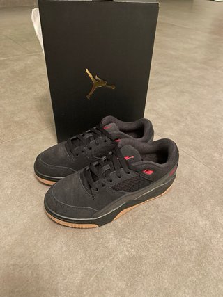 Scarpe Jordan nere e rosse