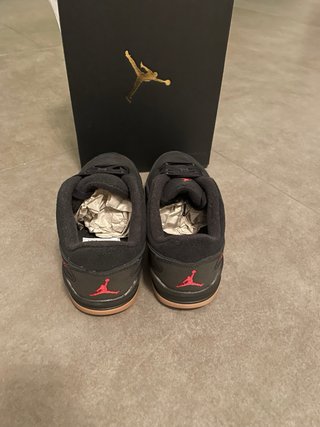 Scarpe Jordan nere e rosse